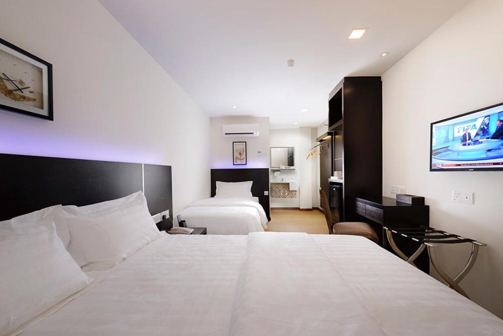 Ernes Hotel Bayu Mutiara Bukit Mertajam Exteriör bild
